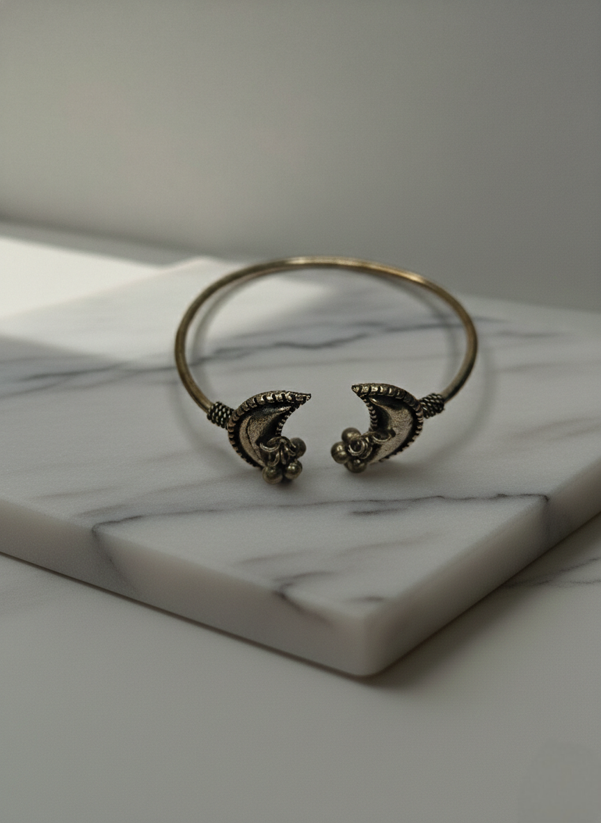 LZ-121 Vintage Moonlit Crescent – Oxidized Silver Ethnic Cuff