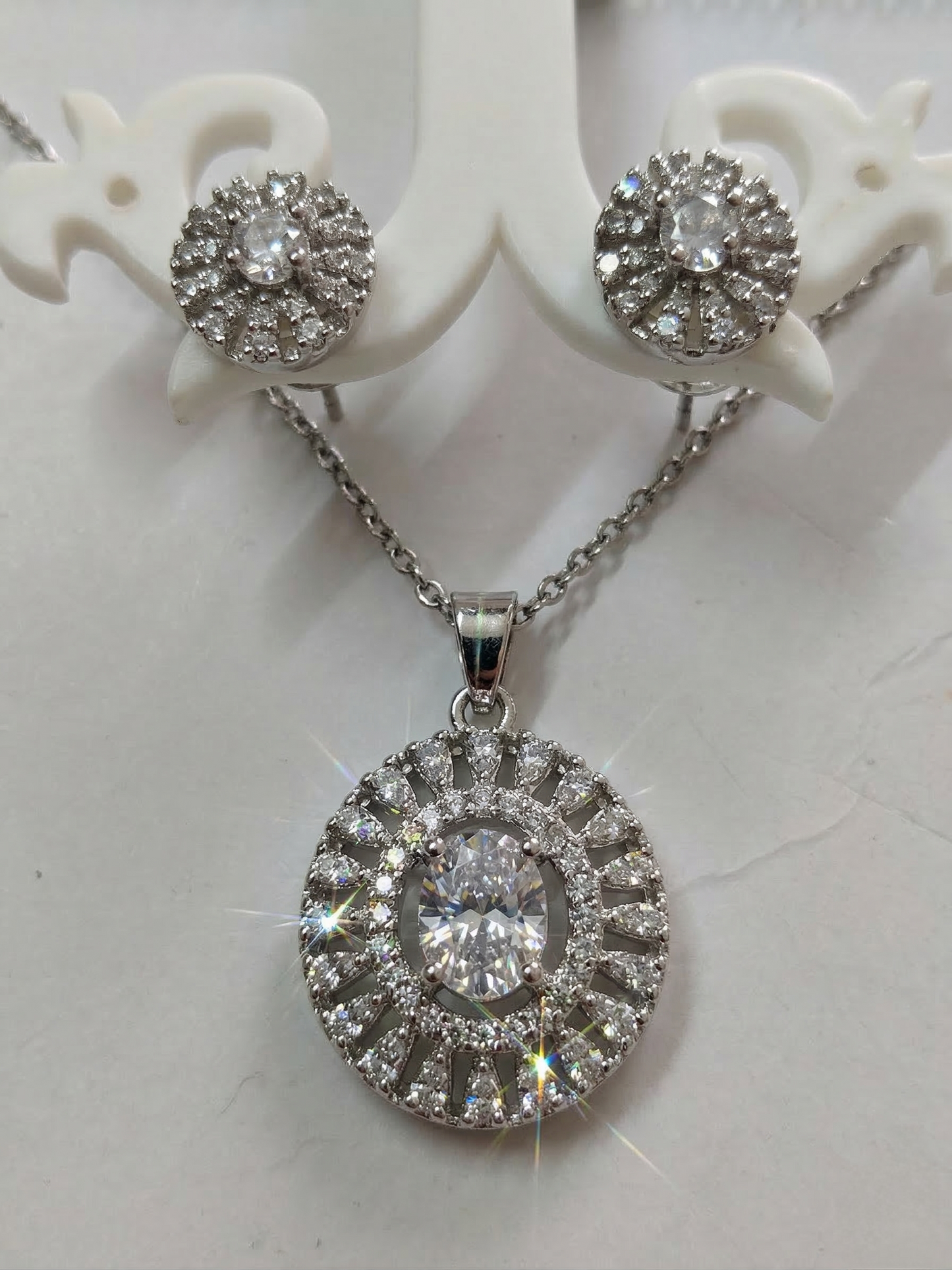 LZ-141 Elegant Silver-Tone Oval Pendant Necklace Set